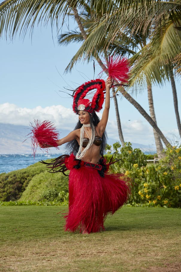 Traditional outfit of Hawaii. New way of wearing a loin-cloth, stunning  feather helmets, and no coconut bra